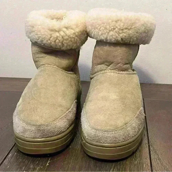 UGG Ultra Short Sundance Boots Womens size 6 - Picture 2 of 11